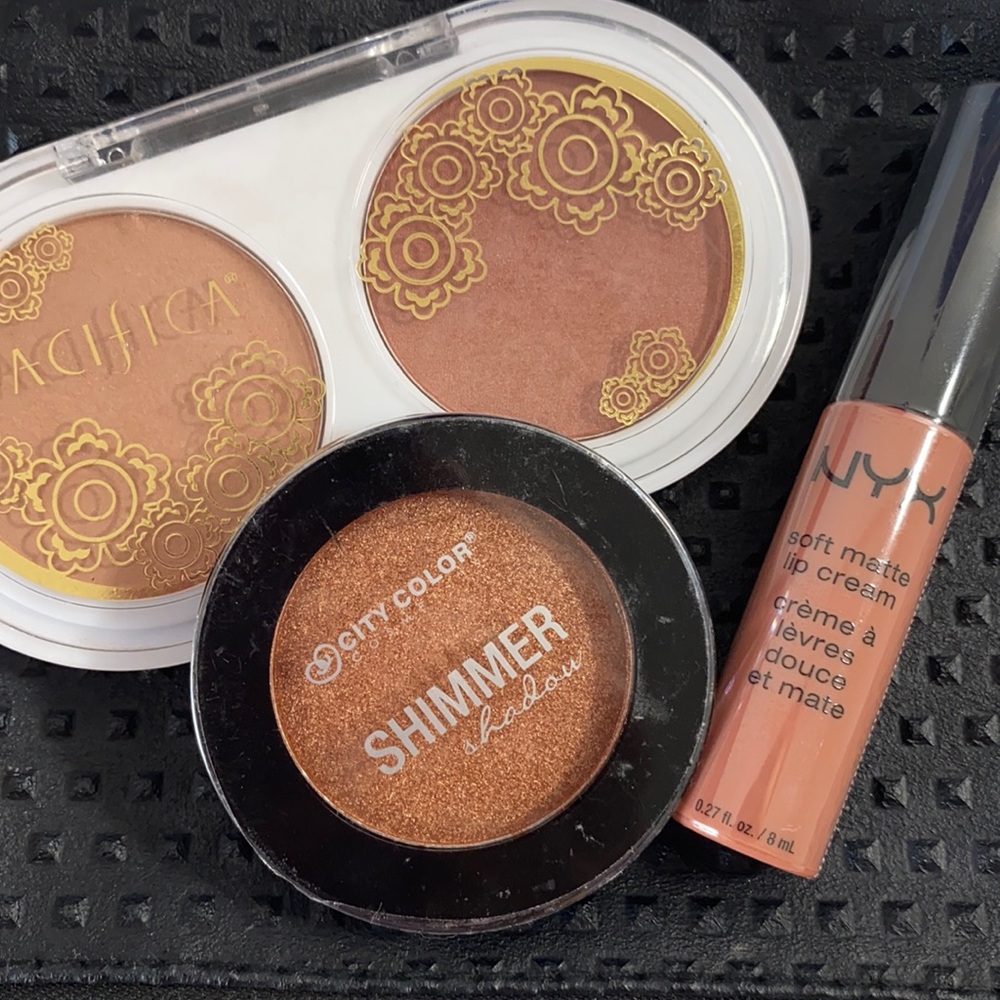 Blush +lip cream + eye shadow + make up bag ✨💄♥️